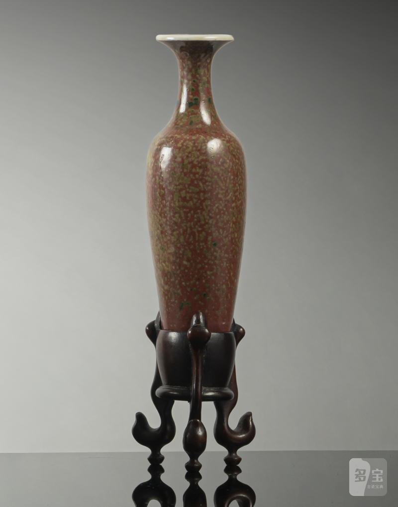 A fine 'Guanyin' porcelain vase with Peachbloom glaze on a wooden stand